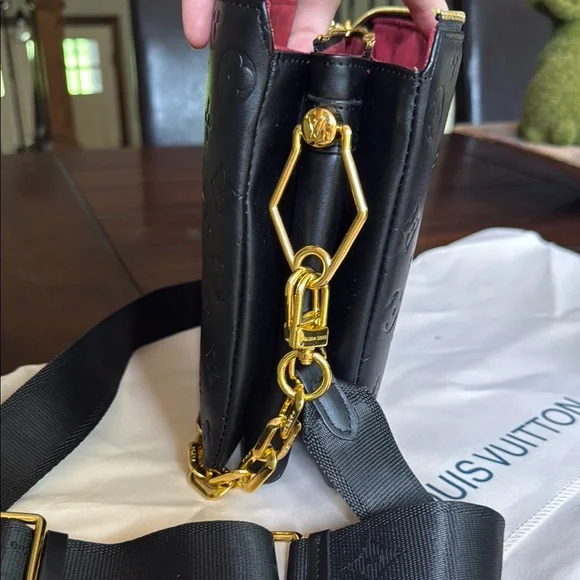 Black Crossbody Bag with Gold Chain + wallet - Picture 3 of 10